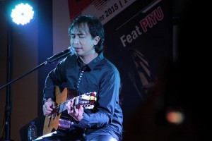 Lead gitar grup musik Padi, Piyu tampil dengan gitar akustik membawakan lagu 'Kasih Tak Sampai' di Voz Coffee, Banda Aceh (Foto M Iqbal/SeputarAceh.com)