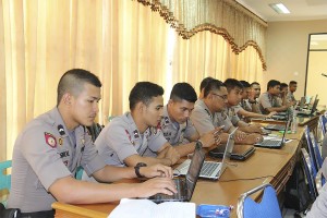 Polisi mengikuti pelatihan jurnalistik dan pengelolaan web site di Aula Machdum Sakti, Senin (10/11/2015) Foto : Bid Humas Polda Aceh.