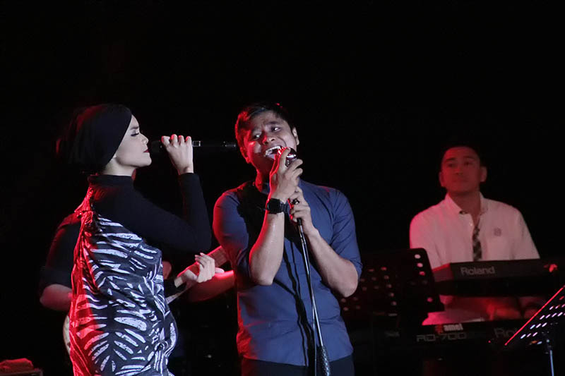 Citra Scholastika tampil duet dengan Gerry band lokal Aceh dalam acara Jazz In Town di Ballroom Hermes Hotel, Banda Aceh (Foto M Iqbal/SeputarAceh.com)