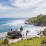 Selain terlihat pantai yang biru dan butiran pasir yang putih, kita juga akan menemukan bebatuan. (Foto Hendra Murdani/SeputarAceh.com)