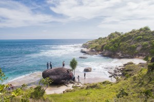 Selain terlihat pantai yang biru dan butiran pasir yang putih, kita juga akan menemukan bebatuan. (Foto Hendra Murdani/SeputarAceh.com)