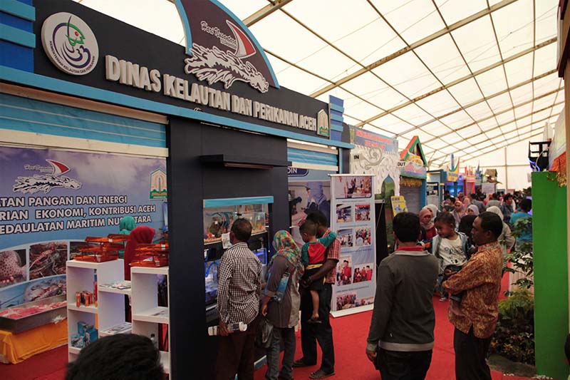 Sejumlah warga melihat stand Dinas Perikanan dan Kelautan Provinsi Aceh acara Hari Nusantara 2015 di Lampulo, Banda Aceh (Foto M Iqbal/SeputarAceh.com)