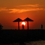 Pemancing berjalan melewati matahari, menjelang sunset di pantai Kuala Cut Lampuuk, Aceh Besar (Foto M Iqbal/SeputarAceh.com)