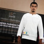 Model memperagakan busana karya desainer Khairul Ija Kroeng acara Indonesia Fashion Chamber Chapter Aceh di Aula SMK I, II, III, Lhong Raya, Banda Aceh (Foto M Iqbal/SeputarAceh.com)