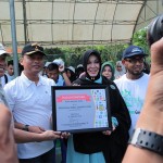 Piagam komitmen yang ditanda tangani oleh Ibu Illiza Sa'aduddin Djamal Wali Kota Banda Aceh untuk program bebas sampah 2020 di Hutan Kota BNI, Tibang (Foto M Iqbal/SeputarAceh.com)