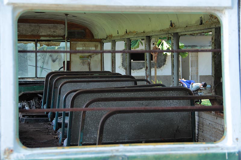 Bus Robur Hino Jepang tempo dulu dilihat dari kaca belakang (Foto M Iqbal/SeputarAceh.com)