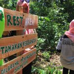 Mahasiswa pertanian Caniva Unsyiah mengecat pamplet ketika berada di pos peristirahatan, Lhok Mata Ie (Foto M Iqbal/SeputarAceh.com)