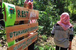 Mahasiswa pertanian Caniva Unsyiah mengecat pamplet ketika berada di pos peristirahatan, Lhok Mata Ie (Foto M Iqbal/SeputarAceh.com)