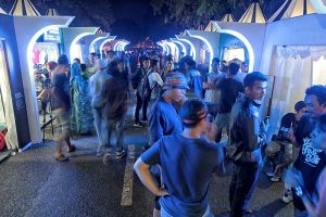 Pengunjung meramaikan acara Aceh Clothing Festival 2016 di Lapangan Blang Padang, Banda Aceh (Foto M Iqbal/SeputarAceh.com)