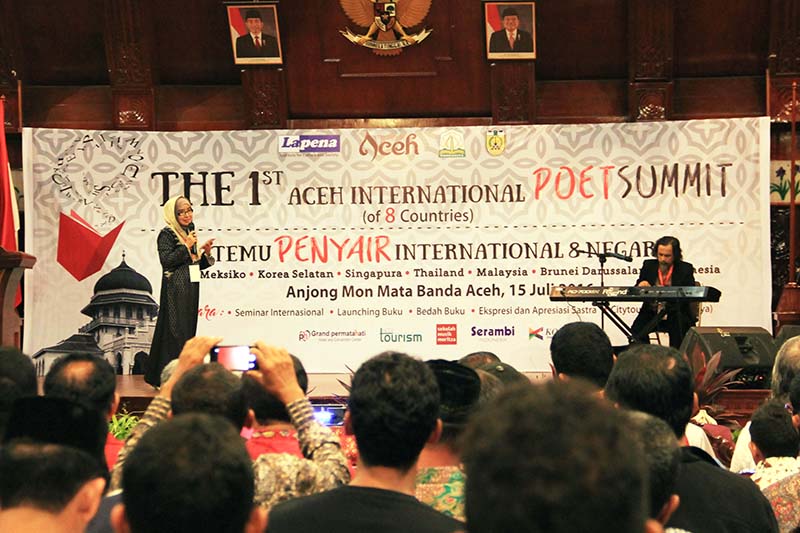 De Kemalawati membaca puisi diiringi musik oleh Moritza Taher acara Aceh International Poet Summit (Foto M Iqbal/SeputarAceh.com)