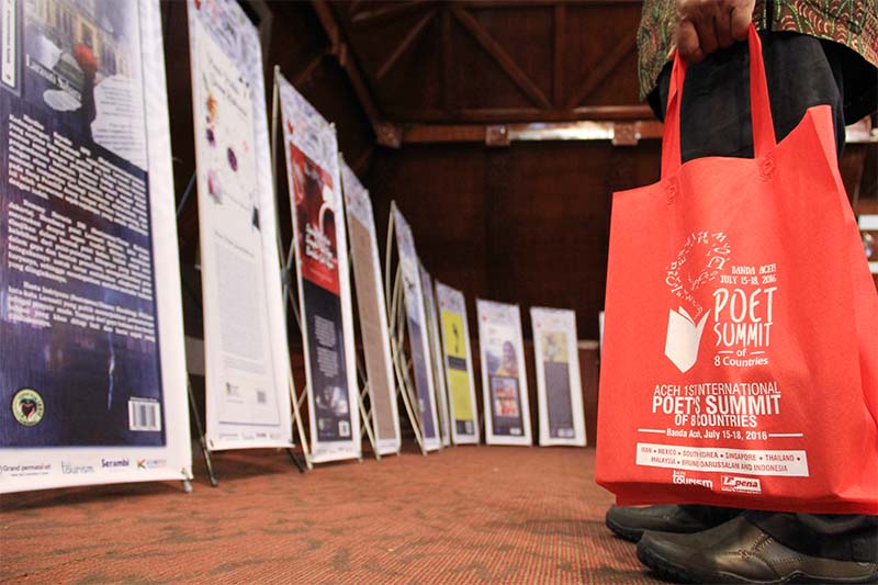 Dua puluh tujuh judul buku antologi puisi penyair diluncurkan pada acara malam pembukaan Aceh International Poet Summit di gedung Anjong Mon Mata, Banda Aceh (Foto M Iqbal/SeputarAceh.com)