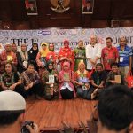 Wali Kota Banda Aceh foto bersama dengan para penyair dari berbagai negara acara Aceh International Poet Summit (Foto M Iqbal/SeputarAceh.com)
