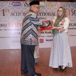 Gubernur Aceh Zaini Abdullah menyerahkan cinderamata kepada Atzimba Becerril (Meksiko) peserta acara Aceh International Poet Summit di Banda Aceh (Foto M Iqbal/SeputarAceh.com)