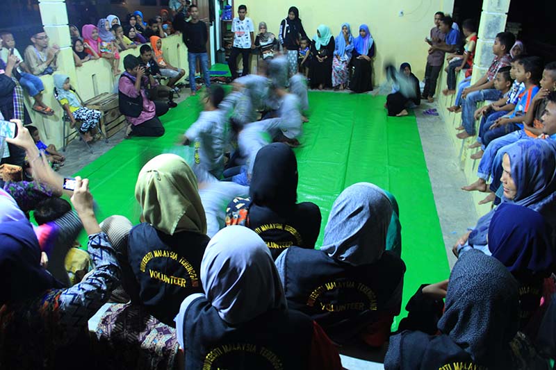 Mahasiswa Universiti Malaysia Terengganu menyaksikan penampilan Rapa-i oleh komunitas Al-Hayah di Gampong Nusa (Foto M Iqbal/SeputarAceh.com)