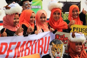 Sejumlah lintas komunitas acungkan jempol sebagai dukungan peringatan Hari Harimau Sedunia di Banda Aceh (Foto M Iqbal/SeputarAceh.com)