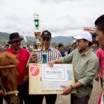 Pembagian hadiah pacu kuda tradisional di Takengon (Foto Wanda Haris Purnama)