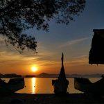 Matahari terbit diantara dua perahu pelabuhan Seurapong, Pulo Aceh (Foto M Iqbal/SeputarAceh.com)