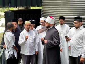 BANDA ACEH - Salah seorang ulama besar dari Al-Azhar Kairo Mesir, Syekh Usamah Sayyid Al-Azhari, menyambangi Museum Tsunami Aceh, Sabtu, 6 Mei 2023.