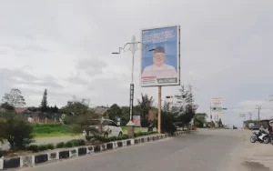 Baliho mendukung Bustami sebagai Cagub Aceh 2025 2030 di Simpang lampu Merah Bandara Rembele, Bener Meriah. (Foto Fauzan My)