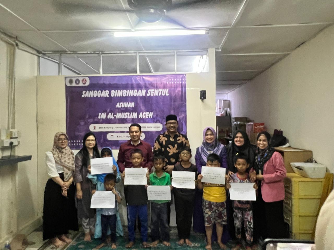 Pemberiaan beasiswa kepada anak-anak SB di Sentul, Kuala Lumpur, Malaysia (FOTO IST)