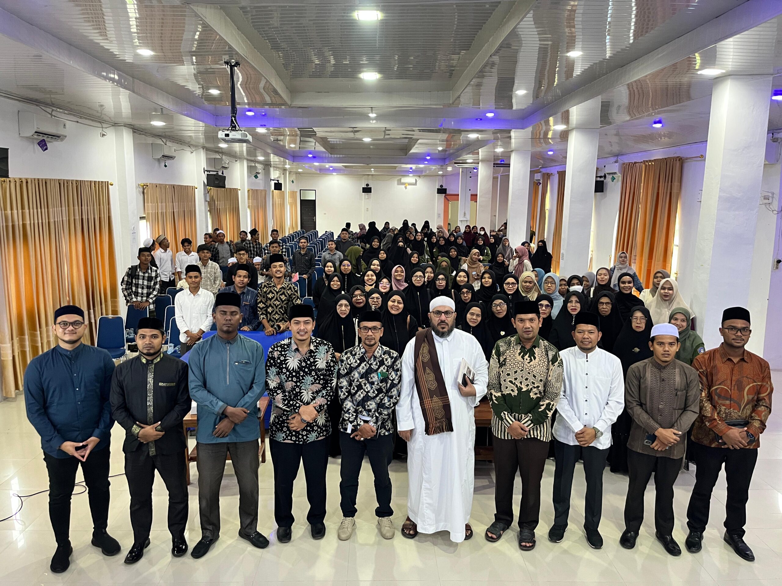 Foto bersama peserta dan ulama hadis Suriah usai mengisi daurah internasional di Kampus Paya Lipah (FOTO IST)